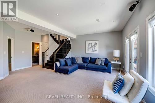 9428 Hendershot Boulevard, Niagara Falls, ON - Indoor Photo Showing Living Room