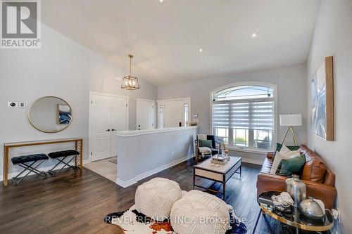 9428 Hendershot Boulevard, Niagara Falls, ON - Indoor Photo Showing Living Room