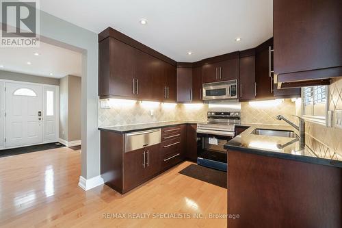 349 Kristin Grove, Mississauga, ON - Indoor Photo Showing Kitchen With Upgraded Kitchen