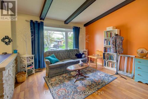 832 Purcell Crescent, Kingston, ON - Indoor Photo Showing Living Room