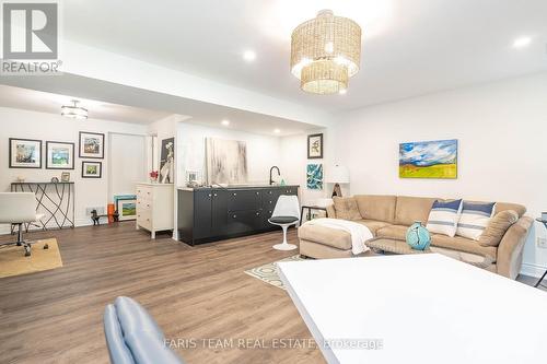 9 Philson Court, Innisfil, ON - Indoor Photo Showing Living Room