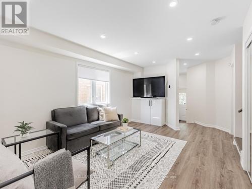 944 Flute Way, Mississauga, ON - Indoor Photo Showing Living Room