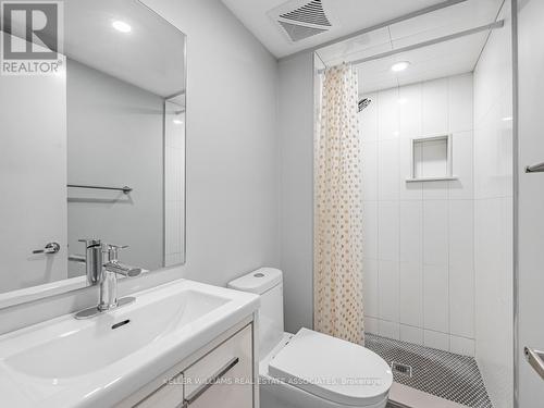 944 Flute Way, Mississauga, ON - Indoor Photo Showing Bathroom
