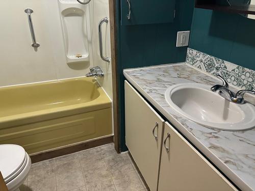 677 65Th Avenue, Grand Forks, BC - Indoor Photo Showing Bathroom