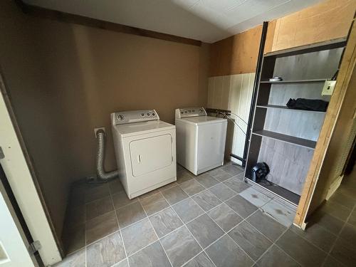 677 65Th Avenue, Grand Forks, BC - Indoor Photo Showing Laundry Room