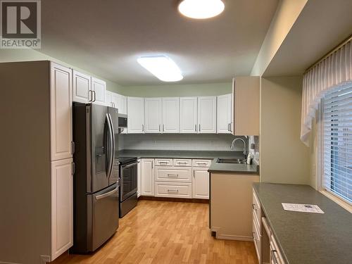 628 6Th Avenue, Vernon, BC - Indoor Photo Showing Kitchen With Double Sink