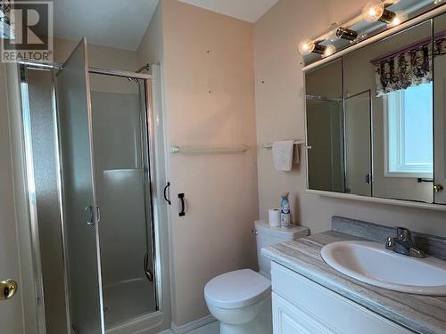 628 6Th Avenue, Vernon, BC - Indoor Photo Showing Bathroom