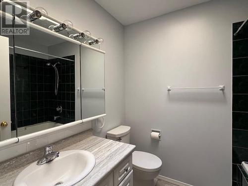 628 6Th Avenue, Vernon, BC - Indoor Photo Showing Bathroom