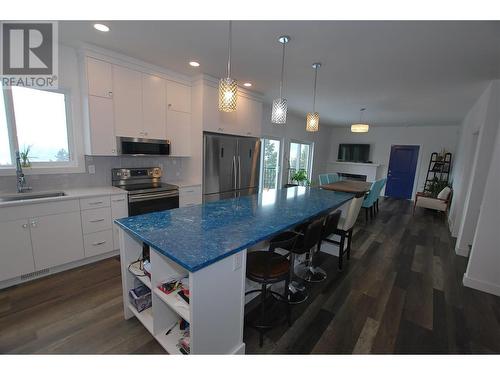 571 Mountain Drive, Vernon, BC - Indoor Photo Showing Kitchen With Upgraded Kitchen