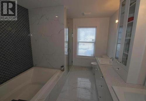 571 Mountain Drive, Vernon, BC - Indoor Photo Showing Bathroom