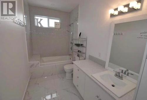 571 Mountain Drive, Vernon, BC - Indoor Photo Showing Bathroom