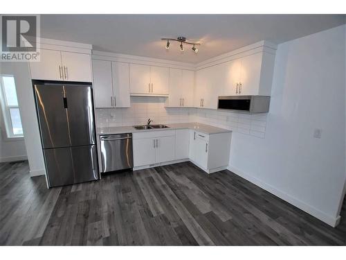 571 Mountain Drive, Vernon, BC - Indoor Photo Showing Kitchen With Double Sink