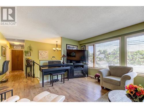 3612 Old Okanagan Highway, West Kelowna, BC - Indoor Photo Showing Living Room