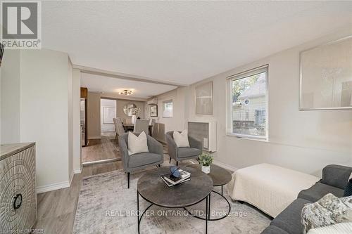 262 Pine Street, Milton, ON - Indoor Photo Showing Living Room