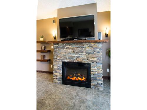 513 - 500 Bighorn Boulevard, Radium Hot Springs, BC - Indoor Photo Showing Living Room With Fireplace