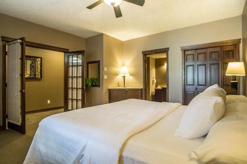513 - 500 Bighorn Boulevard, Radium Hot Springs, BC - Indoor Photo Showing Bedroom