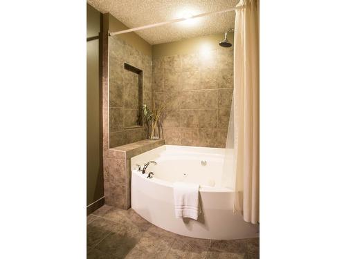 513 - 500 Bighorn Boulevard, Radium Hot Springs, BC - Indoor Photo Showing Bathroom