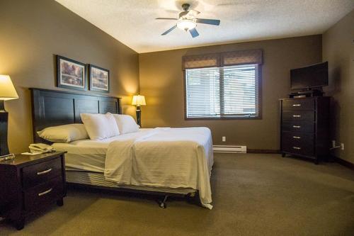 513 - 500 Bighorn Boulevard, Radium Hot Springs, BC - Indoor Photo Showing Bedroom