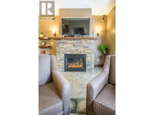 500 Bighorn  Boulevard Unit# 513, Radium Hot Springs, BC - Indoor Photo Showing Living Room With Fireplace