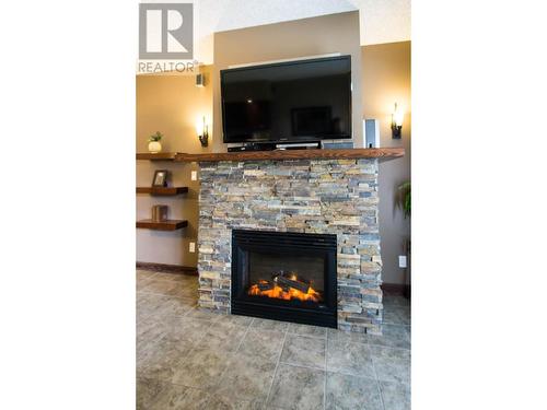 500 Bighorn  Boulevard Unit# 513, Radium Hot Springs, BC - Indoor Photo Showing Living Room With Fireplace