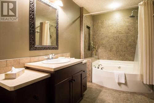 500 Bighorn  Boulevard Unit# 513, Radium Hot Springs, BC - Indoor Photo Showing Bathroom