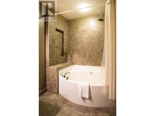 500 Bighorn  Boulevard Unit# 513, Radium Hot Springs, BC - Indoor Photo Showing Bathroom