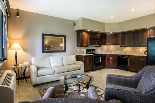 513 - 500 Bighorn Boulevard, Radium Hot Springs, BC - Indoor Photo Showing Living Room