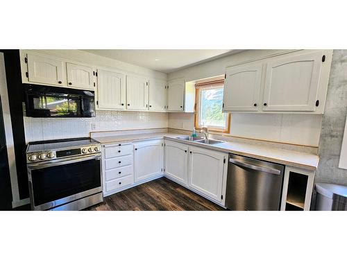 4771 Baillie Grohman Avenue, Canal Flats, BC - Indoor Photo Showing Kitchen With Double Sink