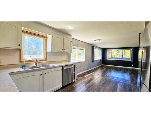 4771 Baillie Grohman Avenue, Canal Flats, BC - Indoor Photo Showing Kitchen With Double Sink