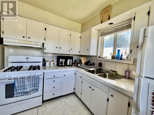 644 Pinchbeck Street, Williams Lake, BC - Indoor Photo Showing Kitchen With Double Sink