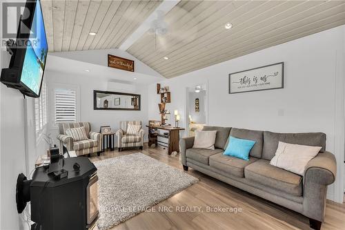 2011 Lakeshore Road, Haldimand, ON - Indoor Photo Showing Living Room