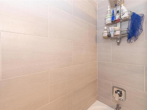 202-2747 Quadra St, Victoria, BC - Indoor Photo Showing Bathroom