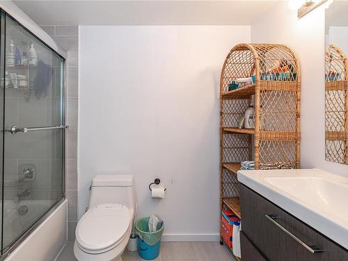 202-2747 Quadra St, Victoria, BC - Indoor Photo Showing Bathroom