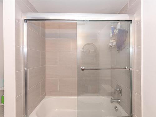 202-2747 Quadra St, Victoria, BC - Indoor Photo Showing Bathroom