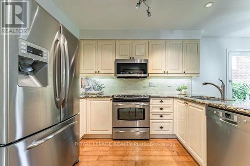 3935 Rushton Crescent, Mississauga, ON - Indoor Photo Showing Kitchen With Upgraded Kitchen