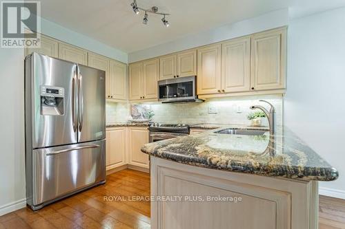 3935 Rushton Crescent, Mississauga, ON - Indoor Photo Showing Kitchen With Upgraded Kitchen