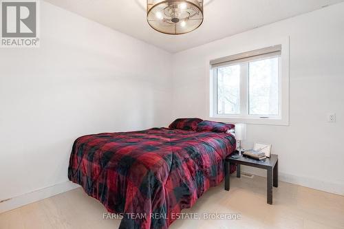 2041 Lilac Drive, Innisfil, ON - Indoor Photo Showing Bedroom