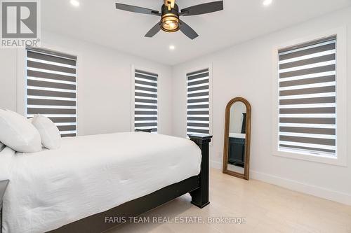 2041 Lilac Drive, Innisfil, ON - Indoor Photo Showing Bedroom