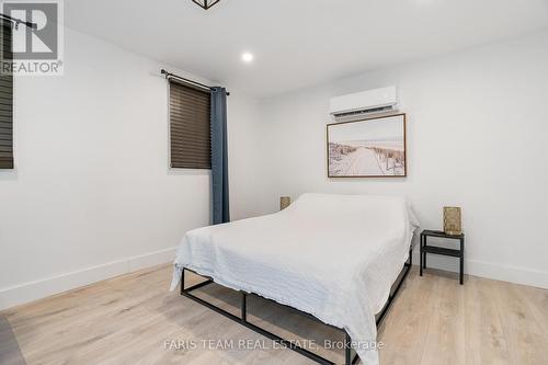 2041 Lilac Drive, Innisfil, ON - Indoor Photo Showing Bedroom