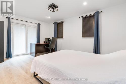 2041 Lilac Drive, Innisfil, ON - Indoor Photo Showing Bedroom