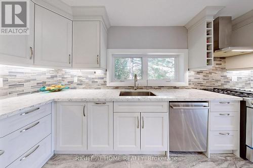 15 Old Church Road, King, ON - Indoor Photo Showing Kitchen With Upgraded Kitchen