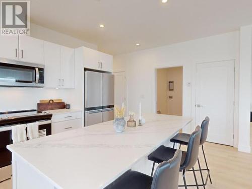 C-304-6900 Burnaby Street, Powell River, BC - Indoor Photo Showing Kitchen