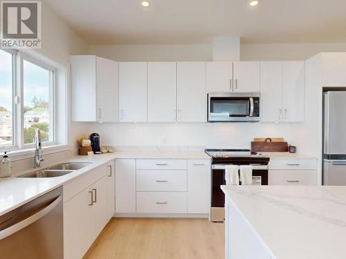 C-304-6900 Burnaby Street, Powell River, BC - Indoor Photo Showing Kitchen With Double Sink