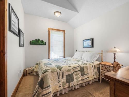 10-2700 Fairways Drive, Sun Peaks, BC - Indoor Photo Showing Bedroom