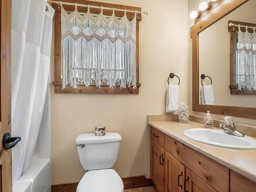 10-2700 Fairways Drive, Sun Peaks, BC - Indoor Photo Showing Bathroom