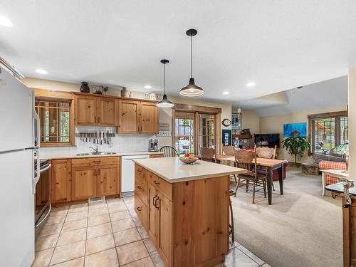 10-2700 Fairways Drive, Sun Peaks, BC - Indoor Photo Showing Kitchen