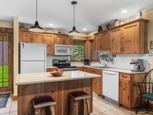 10-2700 Fairways Drive, Sun Peaks, BC - Indoor Photo Showing Kitchen