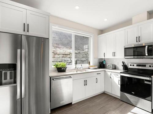 60-1240 Alpine Road, Sun Peaks, BC - Indoor Photo Showing Kitchen