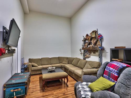 60-1240 Alpine Road, Sun Peaks, BC - Indoor Photo Showing Living Room