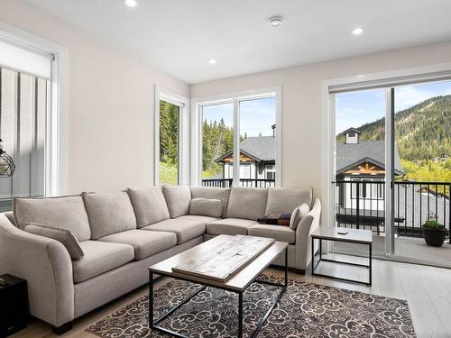 60-1240 Alpine Road, Sun Peaks, BC - Indoor Photo Showing Living Room